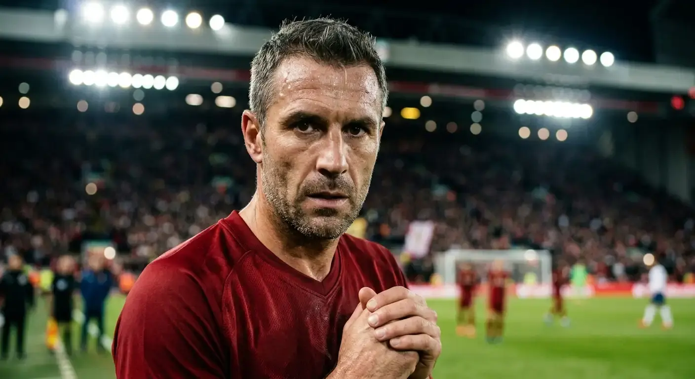 Ein erfahrener Fussballstar in Nahaufnahme, konzentrierter Blick vor dem Anpfiff eines WM-Spiels